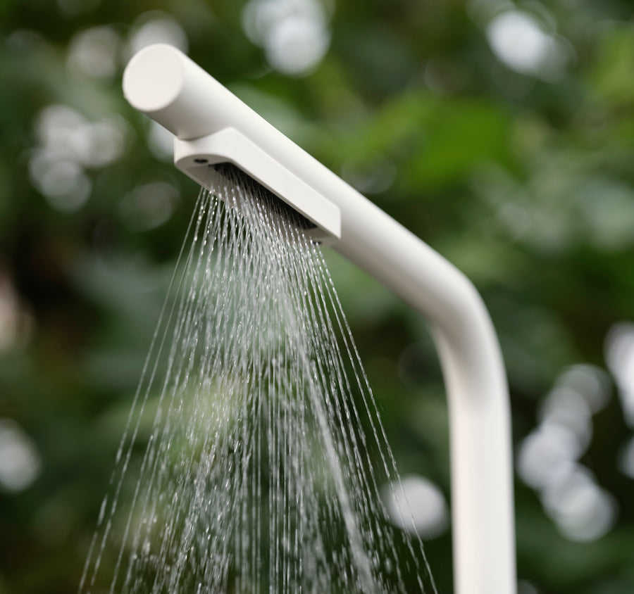 Douche extérieure levantine blanche